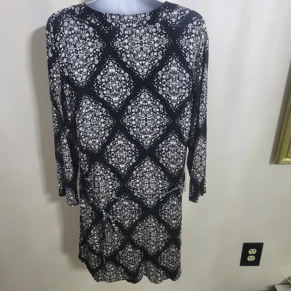 Maurices Black and White Floral Women's Tunic Top Size XL - Picture 3 of 7